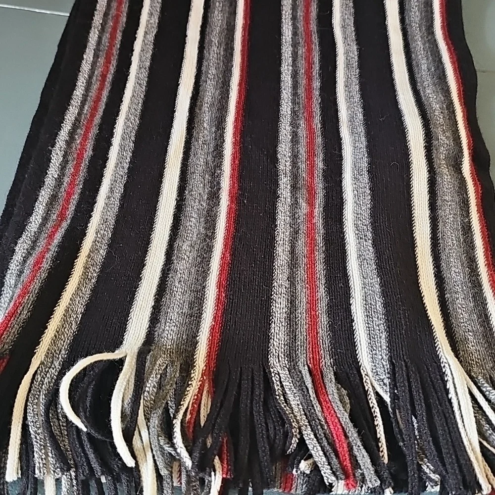 Striped Black and White Scarf with Red Accents. 31X15. Excelent‎ Condition